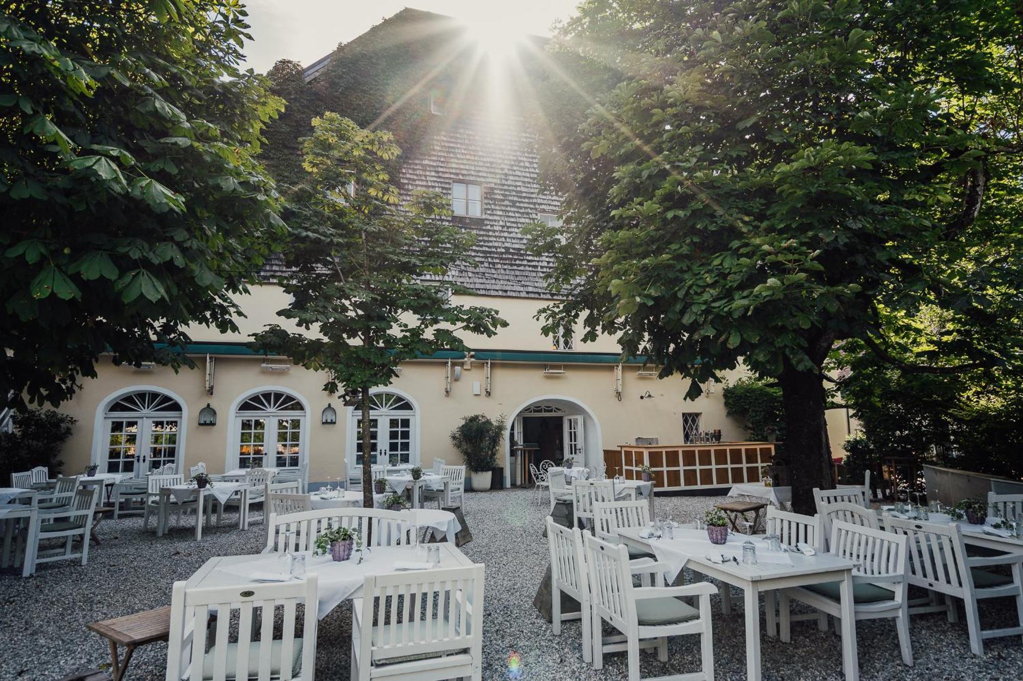 Der Schlosswirt Zu Anif - Biedermeierhotel Und Restaurant Exterior foto